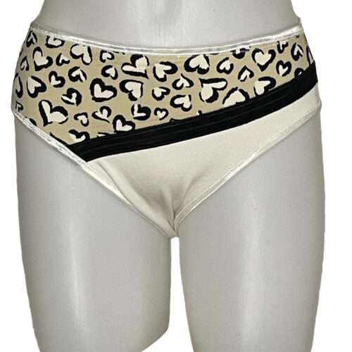 Sous-vêtements de tucking (tucking underwear), slips de tucking (tucking slips), culottes de tucking (tucking panties), slips classiques de tucking (tucking briefs), gaffes de tucking (tucking gaff), slips de compression (compression slip), slips gainants (supportive slip), slips de contrôle (control slip), sous-vêtements affirmant le genre (gender-affirming underwear), culottes aplatis-santes (flattening panties), lingerie sculptante pour personnes transgenres (transgender shapewear), Tucking sécurisé (safe tucking), liage sécurisé (safe binding), liage responsable (responsible binding), compression saine (healthy compression), compression respectueuse de la santé (health-conscious binding), tucking sans risque (risk-free tucking), dissimulation sécurisée (secure tucking), dissimulation sûre des organes génitaux (safe genital hiding), dissimulation saine du sexe (healthy genital concealment), liage protégé (protected binding), tucking en toute sécurité (tucking in complete safety).