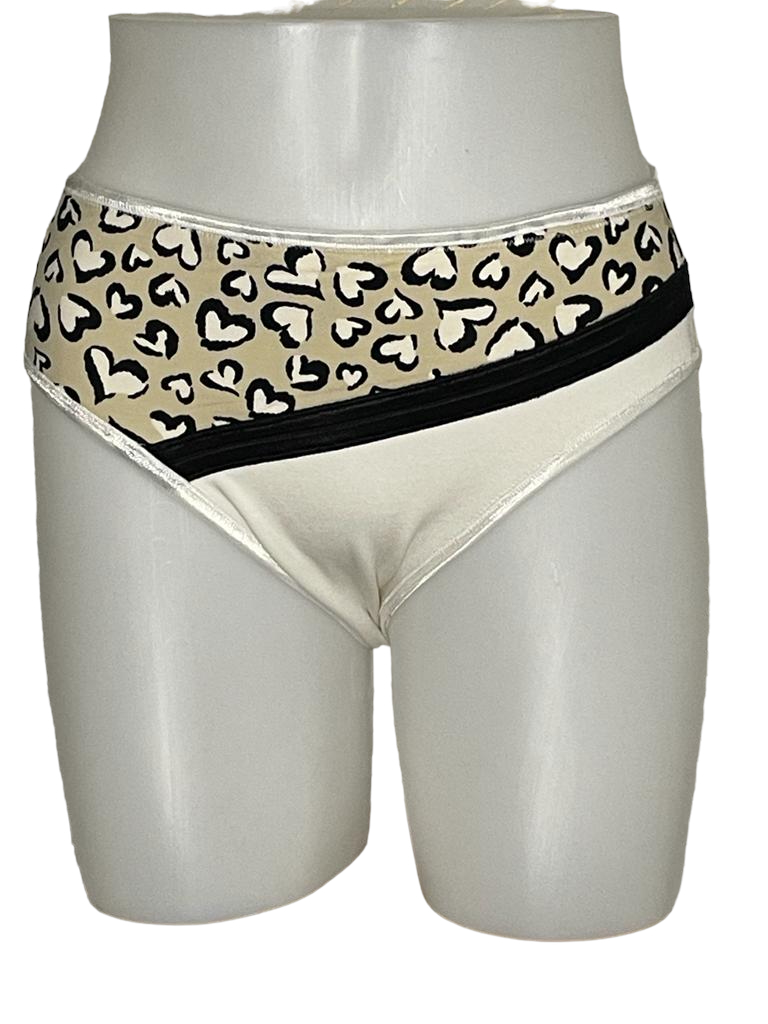 Sous-vêtements de tucking (tucking underwear), slips de tucking (tucking slips), culottes de tucking (tucking panties), slips classiques de tucking (tucking briefs), gaffes de tucking (tucking gaff), slips de compression (compression slip), slips gainants (supportive slip), slips de contrôle (control slip), sous-vêtements affirmant le genre (gender-affirming underwear), culottes aplatis-santes (flattening panties), lingerie sculptante pour personnes transgenres (transgender shapewear), Tucking sécurisé (safe tucking), liage sécurisé (safe binding), liage responsable (responsible binding), compression saine (healthy compression), compression respectueuse de la santé (health-conscious binding), tucking sans risque (risk-free tucking), dissimulation sécurisée (secure tucking), dissimulation sûre des organes génitaux (safe genital hiding), dissimulation saine du sexe (healthy genital concealment), liage protégé (protected binding), tucking en toute sécurité (tucking in complete safety).