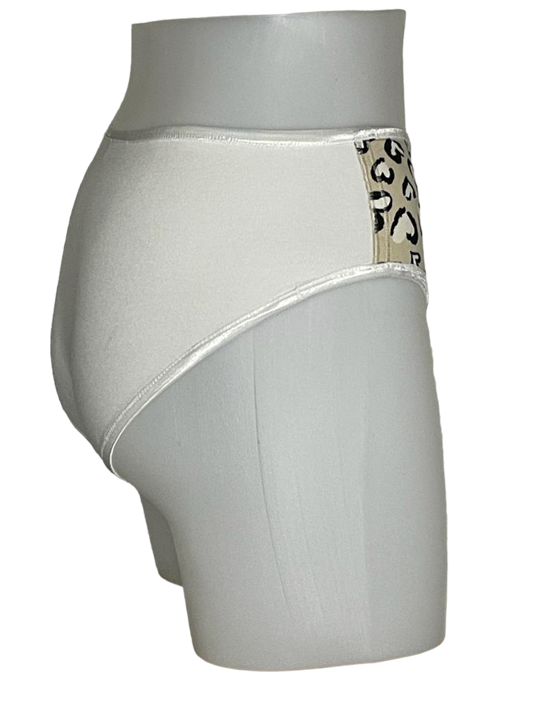 Sous-vêtements de tucking (tucking underwear), slips de tucking (tucking slips), culottes de tucking (tucking panties), slips classiques de tucking (tucking briefs), gaffes de tucking (tucking gaff), slips de compression (compression slip), slips gainants (supportive slip), slips de contrôle (control slip), sous-vêtements affirmant le genre (gender-affirming underwear), culottes aplatis-santes (flattening panties), lingerie sculptante pour personnes transgenres (transgender shapewear), Tucking sécurisé (safe tucking), liage sécurisé (safe binding), liage responsable (responsible binding), compression saine (healthy compression), compression respectueuse de la santé (health-conscious binding), tucking sans risque (risk-free tucking), dissimulation sécurisée (secure tucking), dissimulation sûre des organes génitaux (safe genital hiding), dissimulation saine du sexe (healthy genital concealment), liage protégé (protected binding), tucking en toute sécurité (tucking in complete safety).