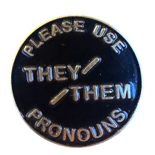 Pins et badges LGBTQIA+ TransUndeez, Pins et badges Pride, Pins accessoires LGBTQ, Pins badge LGBTQ+, Pins drapeau Pride, Pins de pronoms (elle/they etc.), Badges arc-en-ciel, Pins et badges inclusifs, Accessoires inclusifs de genre, Collection de pins queer, Pin « she/they », Pin fierté trans, Pin arc-en-ciel bisexuel, Badge fierté pansexuelle, Pin icône asexuelle, Pins ally / queer all year, Mini pins drapeau LGBTQ, Pins d’inclusivité pour vêtements, Pins Pride à message