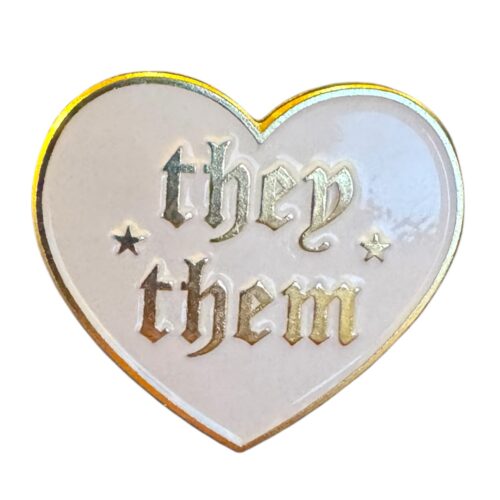 Pins et badges LGBTQIA+ TransUndeez, Pins et badges Pride, Pins accessoires LGBTQ, Pins badge LGBTQ+, Pins drapeau Pride, Pins de pronoms (elle/they etc.), Badges arc-en-ciel, Pins et badges inclusifs, Accessoires inclusifs de genre, Collection de pins queer, Pin « she/they », Pin fierté trans, Pin arc-en-ciel bisexuel, Badge fierté pansexuelle, Pin icône asexuelle, Pins ally / queer all year, Mini pins drapeau LGBTQ, Pins d’inclusivité pour vêtements, Pins Pride à message