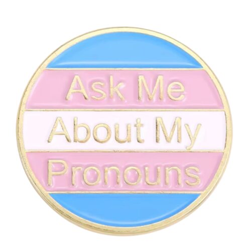 Pins et badges LGBTQIA+ TransUndeez, Pins et badges Pride, Pins accessoires LGBTQ, Pins badge LGBTQ+, Pins drapeau Pride, Pins de pronoms (elle/they etc.), Badges arc-en-ciel, Pins et badges inclusifs, Accessoires inclusifs de genre, Collection de pins queer, Pin « she/they », Pin fierté trans, Pin arc-en-ciel bisexuel, Badge fierté pansexuelle, Pin icône asexuelle, Pins ally / queer all year, Mini pins drapeau LGBTQ, Pins d’inclusivité pour vêtements, Pins Pride à message